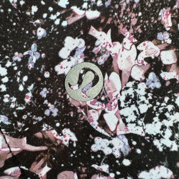 Lululemon floral patterned shorts - Picture 4 of 4